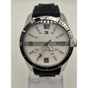 Tommy Hilfiger Noah 1790919 Men's 42mm Watch. New Battery. Silicone Band.